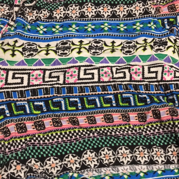 Boho shorts Medium (7-9) No Boundaries 2 pockets EUC, has pockets - Picture 2 of 7